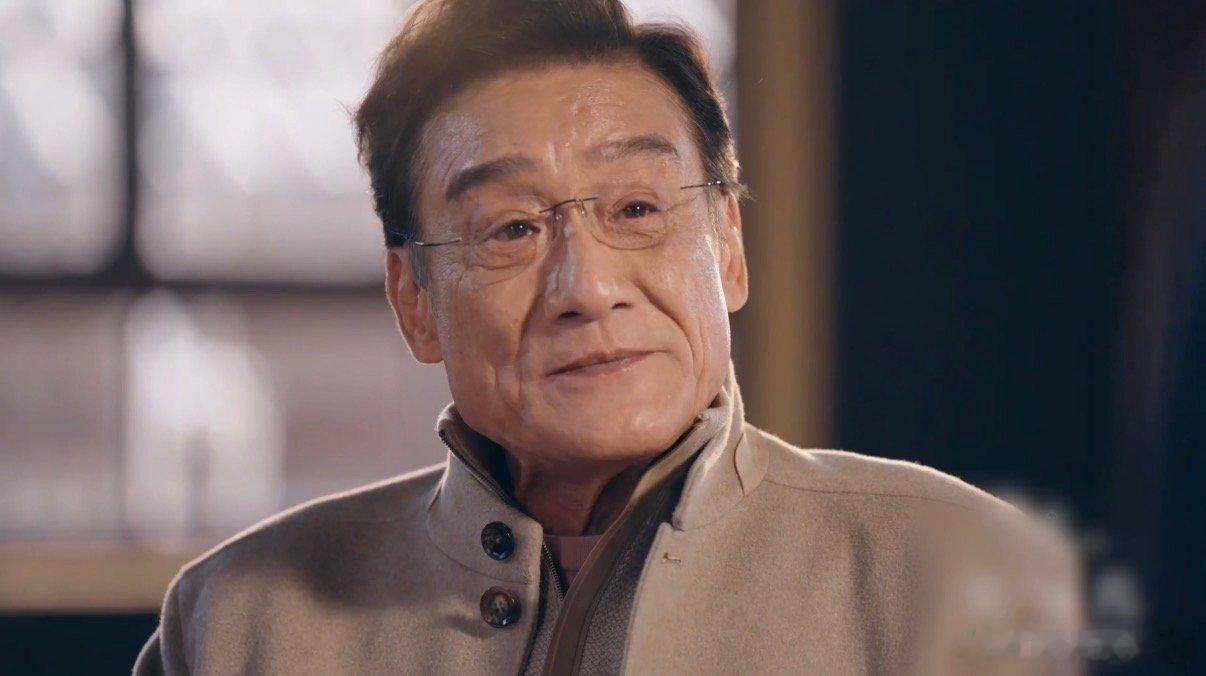 梁家辉曾经靠摆地摊生活 说起梁家辉，多夸他演技好，却少提他的低谷。1983年他入