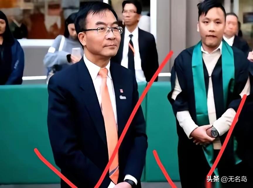 校长当着一千多人的面，直接叫停了毕业典礼。就因为国歌响起时，有两个学生，不仅不站