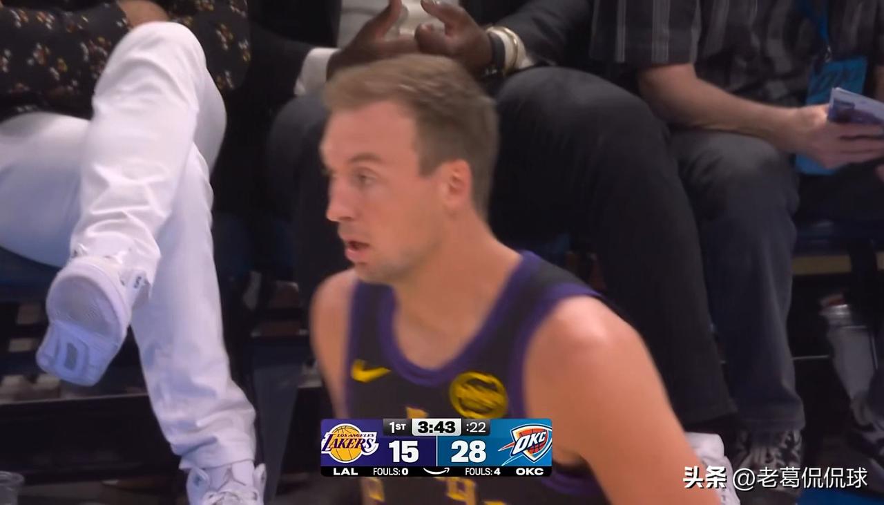 湖人神射手肯纳德真是打不了硬仗！在今天湖人客场挑战卫冕冠军雷霆的比赛中，目前两队