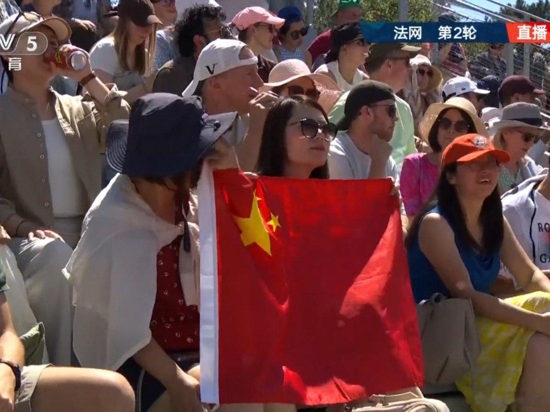 真觉得这个对手不强啊王欣瑜的非受迫性失误太多了……看到这么热的天举着国旗看比赛，