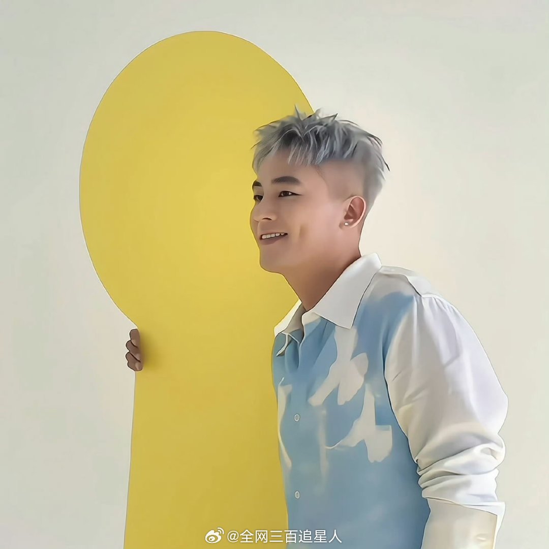 #欧豪染了奶奶灰#不是我说欧豪这个发色也很好看诶，果然大帅哥就是不管什么样的造型