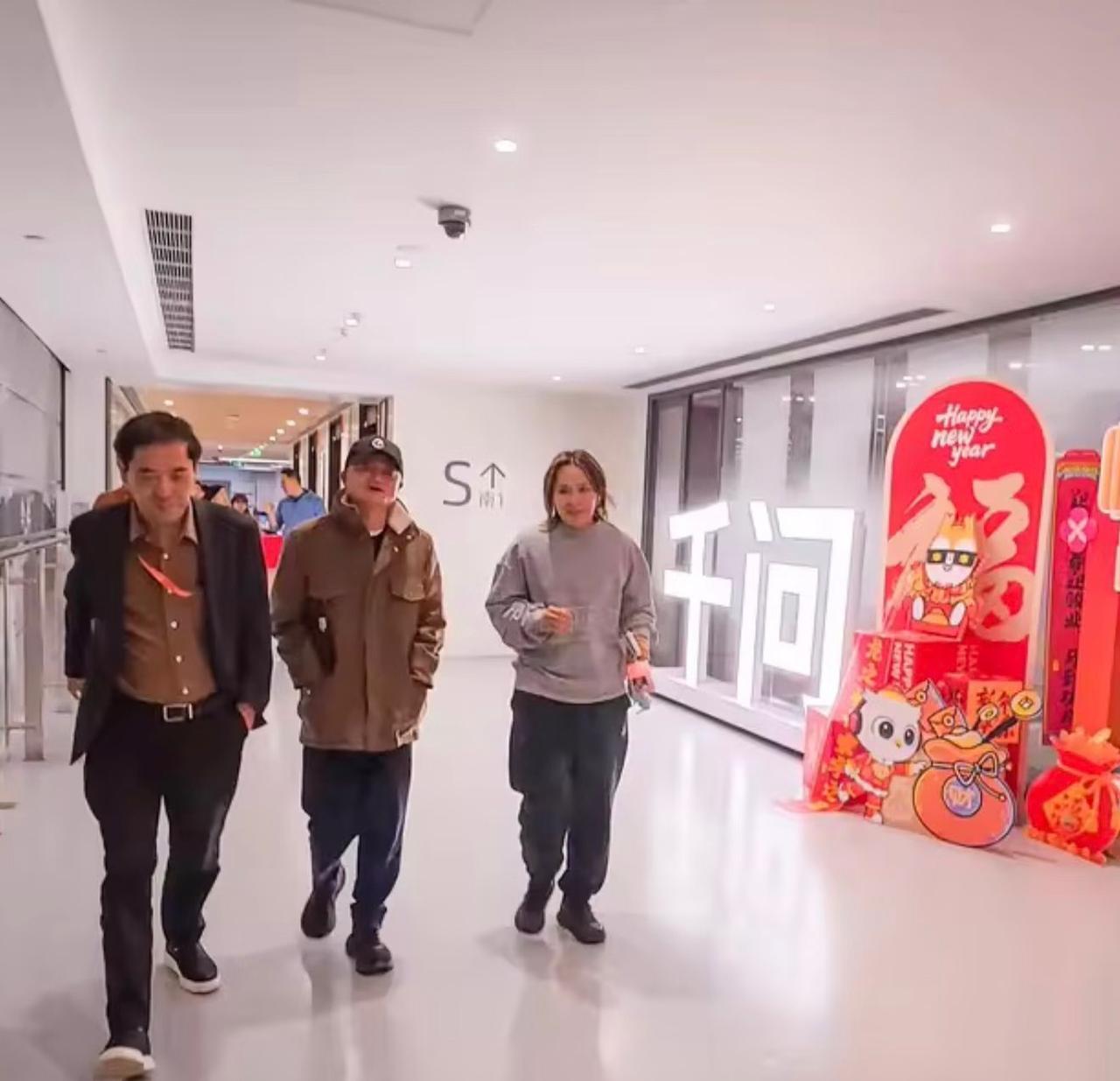 马云现身阿里巴巴西溪园区！

2月4日，有网友在杭州阿里巴巴西溪园区C区拍到马云