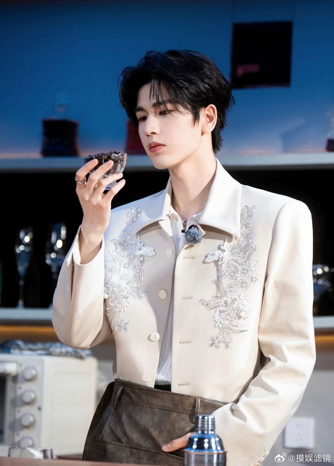 张凌赫带着白玉兰聘书去开推张凌赫忙完你的忙你的 哈哈哈哈哈我都好奇开推成员他们会