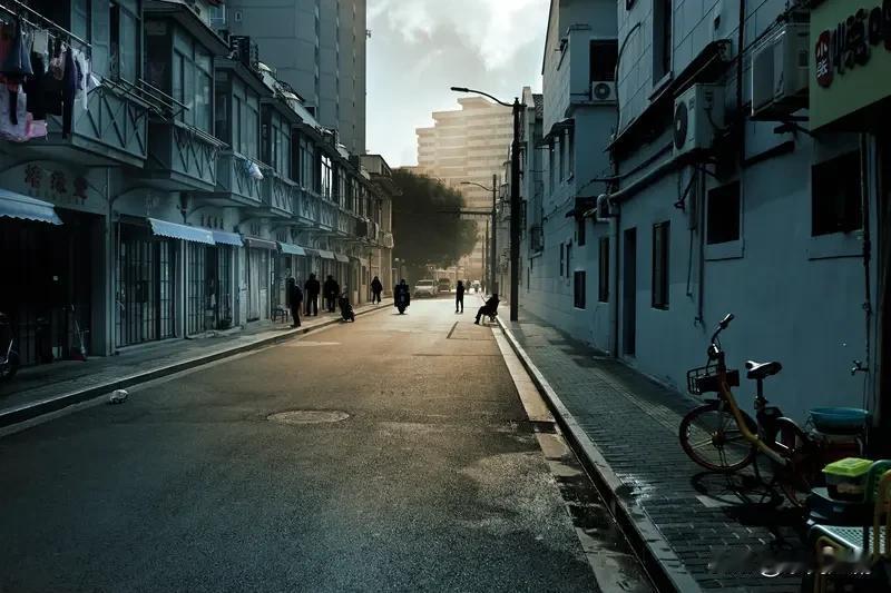 在面对家庭变故时,你有何感受? 家庭变故就像一场突如其来的暴风雨，打得人措手不及