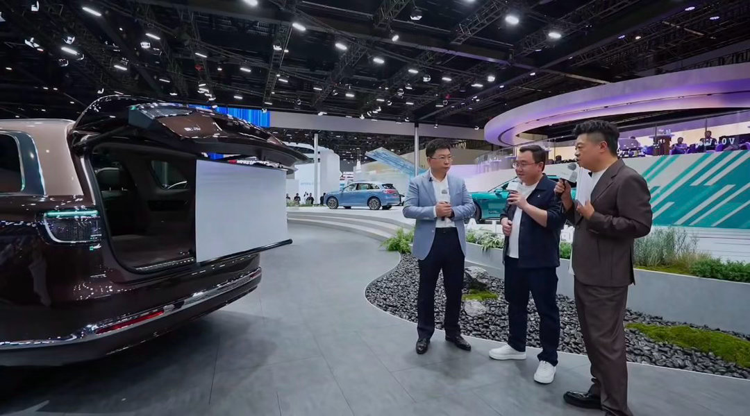 马东北京车展现场买车马东北京车展订车了 直击车展一线精彩画面，马东亮相现场深度交