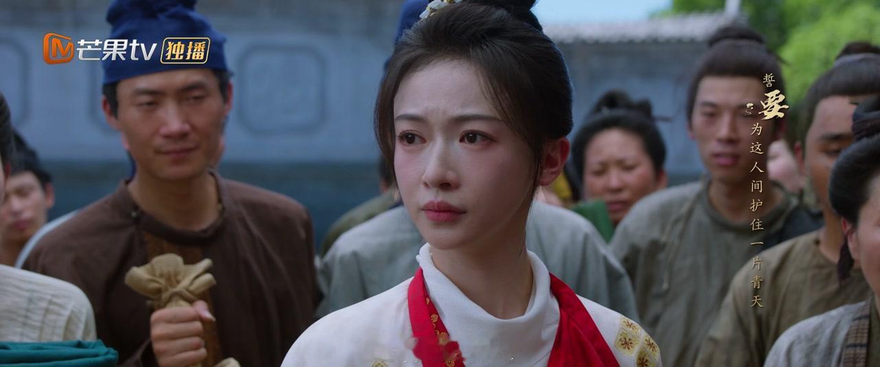孟廷辉刚走出察闻院，就被抱着瓜果、布包的百姓围住了。大家把东西往她怀里塞，嘴里一
