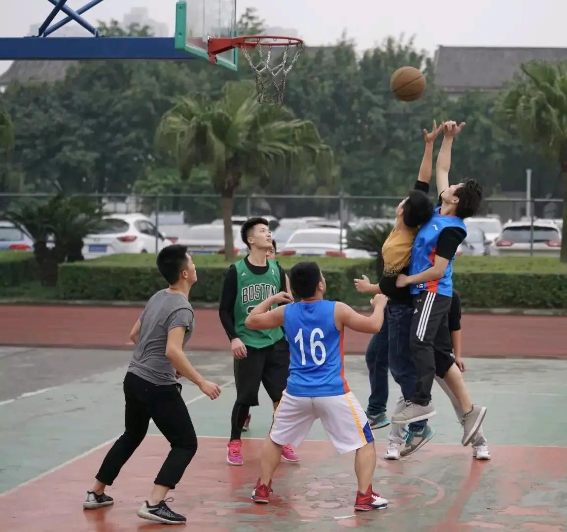 教育漫谈：能不能让孩子以体育特长生的身份入学

有一个男孩小升初，语数外三门课考