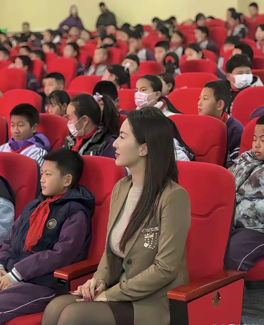 会场上最亮眼的美女教师！貌美的老师 中小学女老师 帅气的女老师 最有魅力教师 英