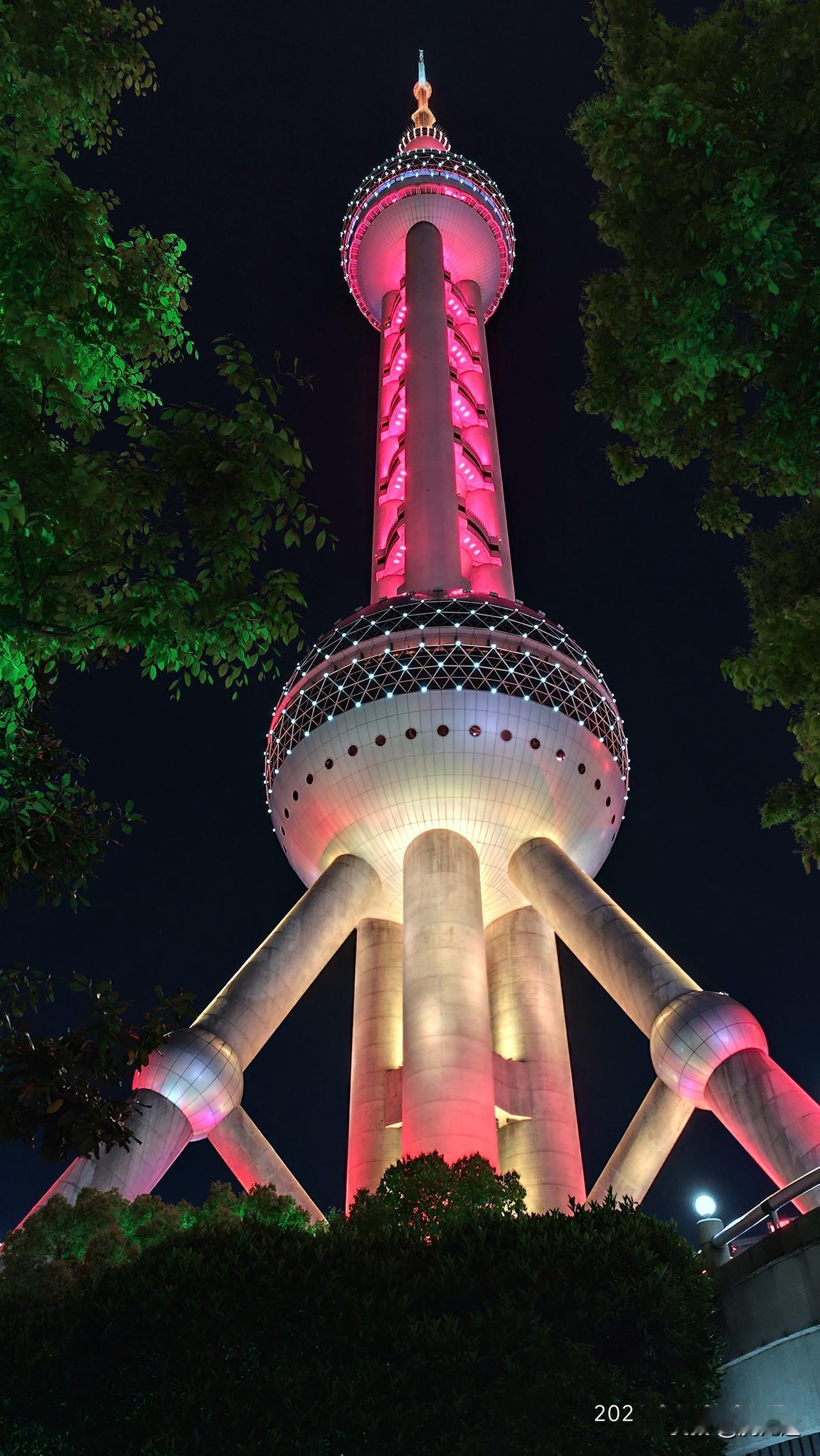 分享一下你随手拍下的照片夜幕下的东方明珠光采夺目