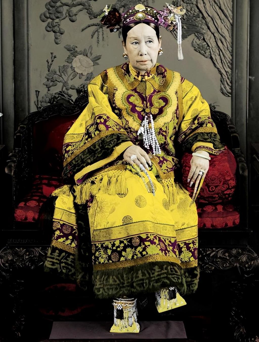 林则徐是爱国忠臣，辛弃疾是爱国诗人。邓世昌是爱国将领，而这个叫杨重英的家伙则比较