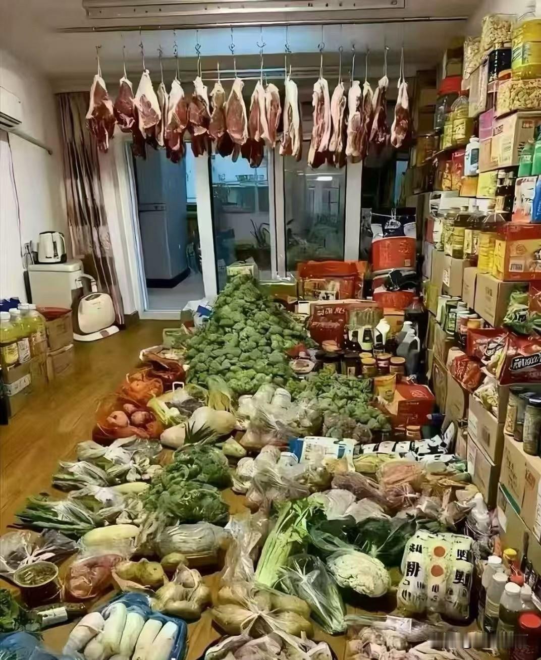 台风警报一响，浙江省很多城市立马进入备战状态。超市货架瞬间被一扫而空，矿泉水、泡