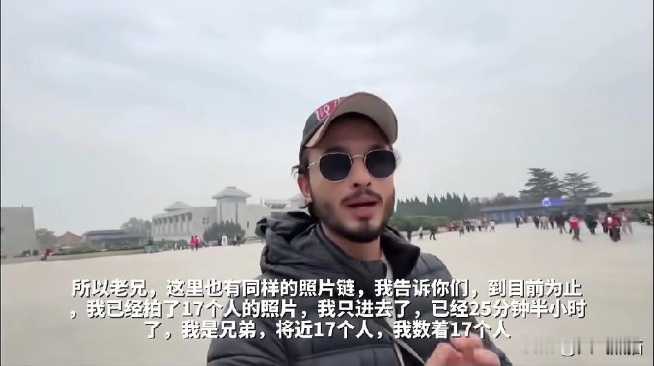 这位印度游客炫耀，自己来到这里就像是明星一样的待遇，很多女孩都和自己合影拍照。