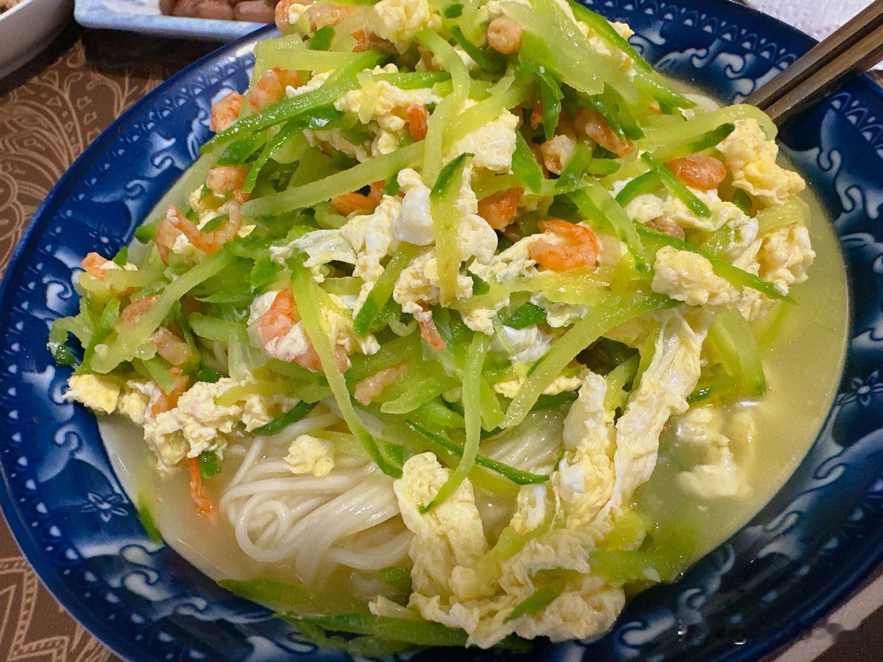 今天没啥美食，晚上就煮了两碗面。
我们两个人每人一碗。
吃什么饭？
我是真不知道
