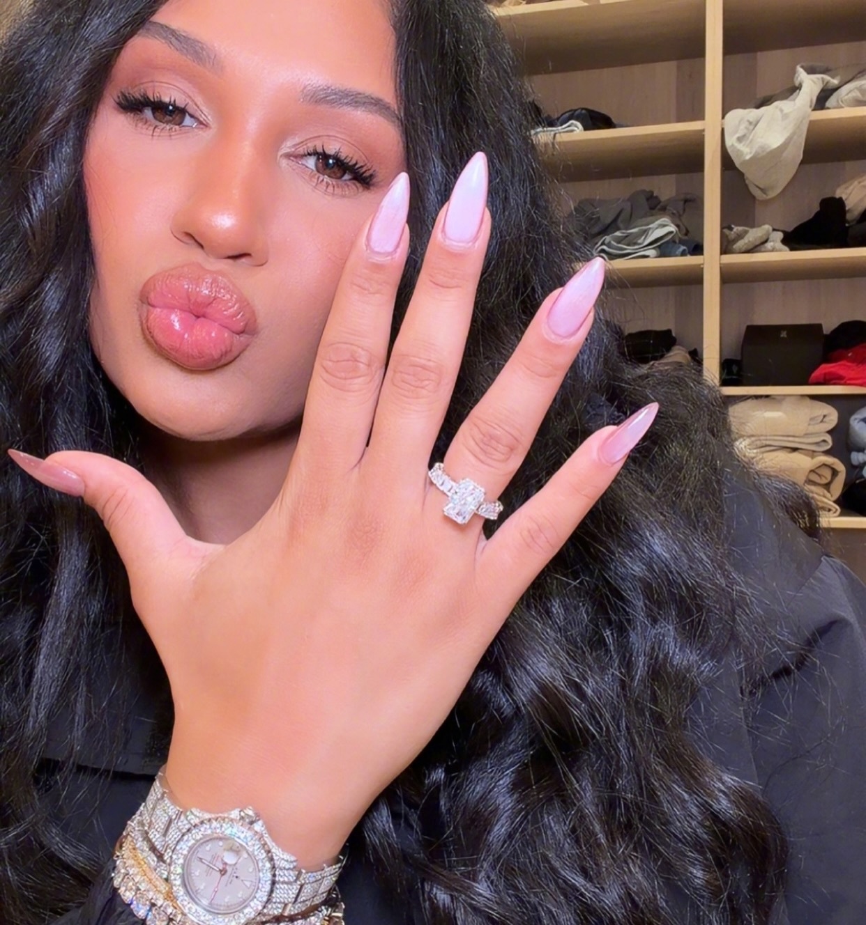 维金斯和他相恋多年的女友米查尔-约翰逊求婚！两人学生时期相恋至今，也有了三个娃。