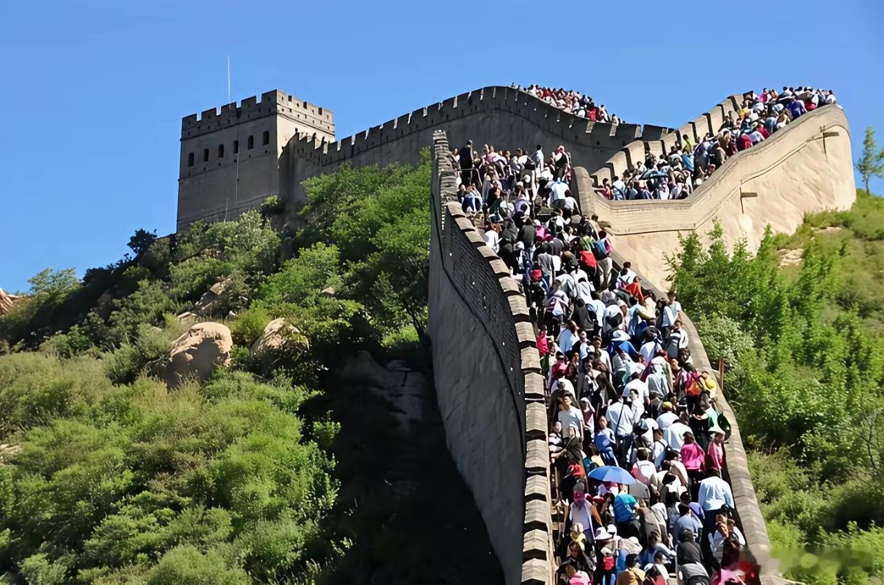 五一劳动节人气爆满的十大景点；​1，八达岭长城；​2，天安门广场；​3，湖南凤凰