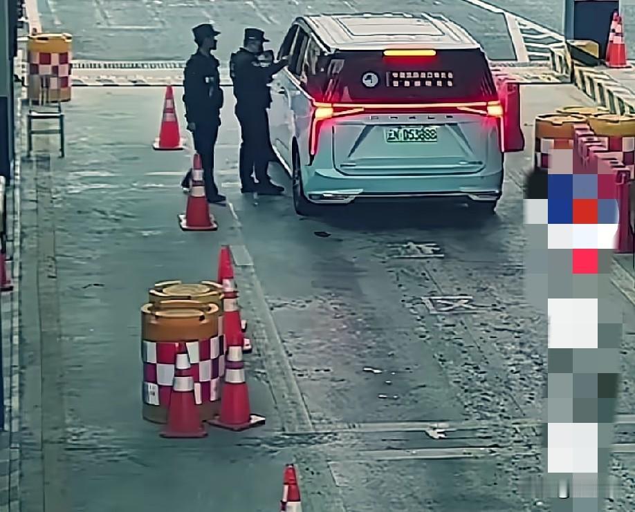 近日，云南德宏，一17岁小伙欲独自前往边境地区打工，竟找人冒充亲爹。
“我们是高
