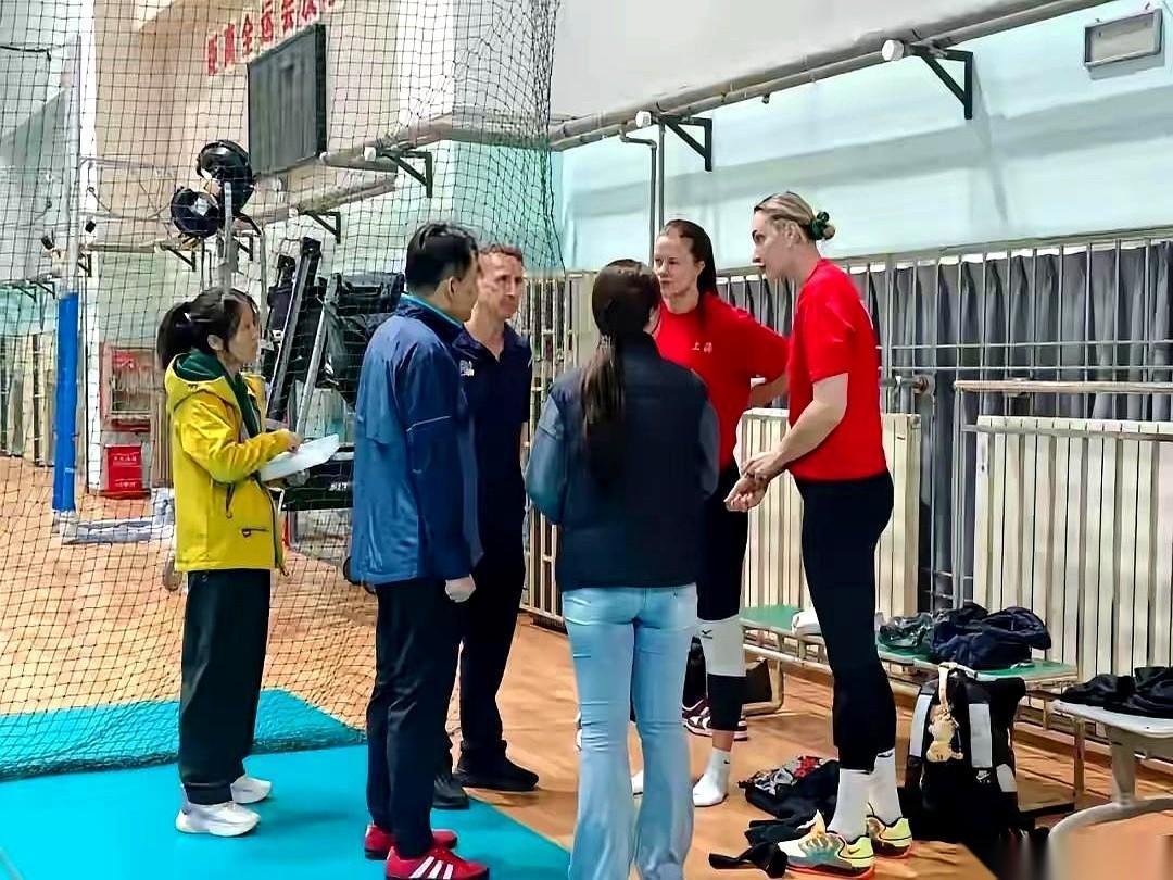 刷手机刷到的，一张2025年的赛程表。
2025年12月13日，星期六。
就这么