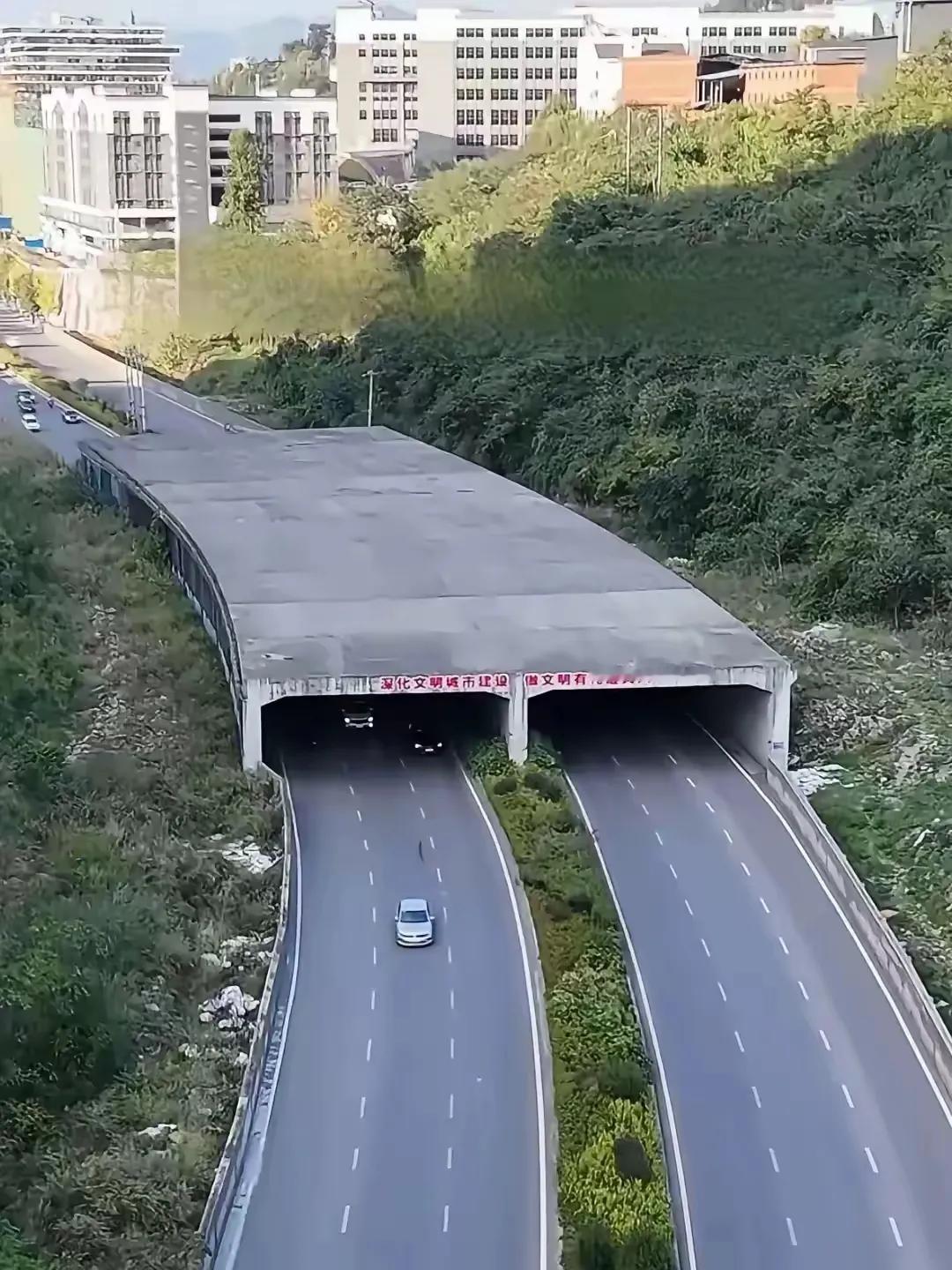 我是外行，问一句外行的话：这马路上加一块盖子是做啥的？避雨的还是隔音的？

（网