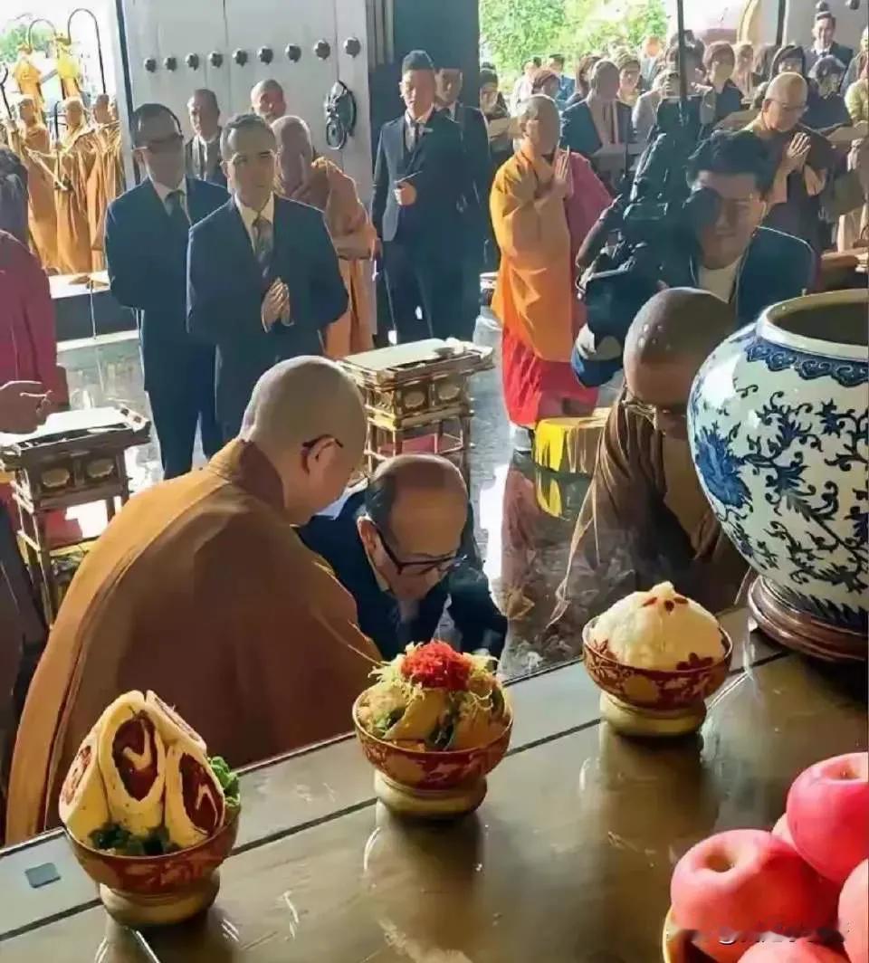 身为华人首富求佛，是求什么呢？