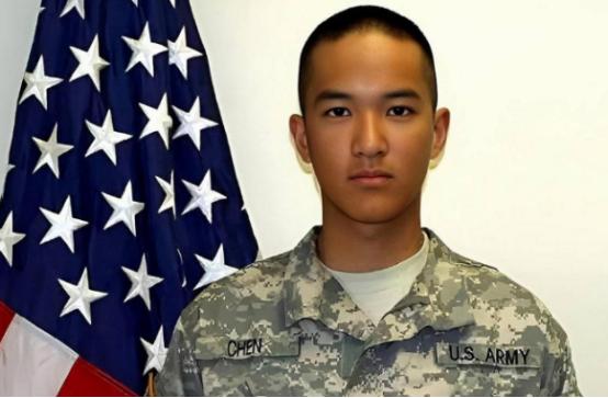 2011年，19岁的美国华裔不顾家里反对，执意加入美军，却因洗澡忘关热水炉，被美