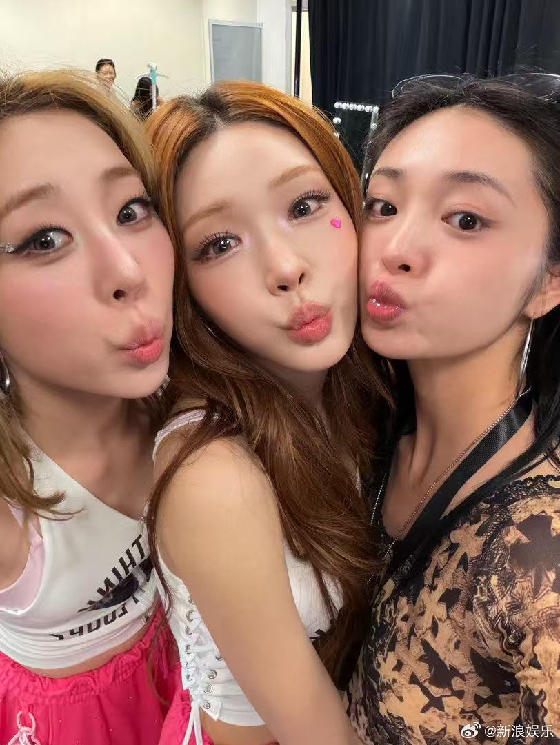 周洁琼IOI后台合影周洁琼IOI后台合照 周洁琼晒和IOI自拍合照 