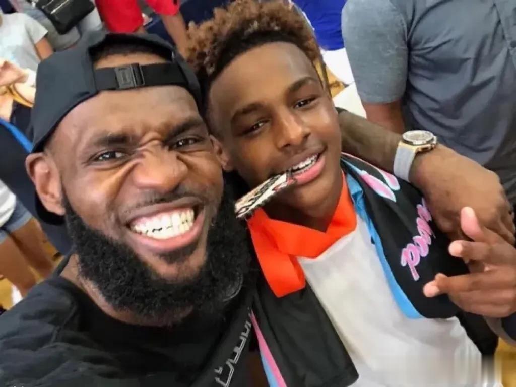 惊险！美媒曝詹姆斯大儿子布朗尼周一（美当地时间）在训练场训练时无接触突然出现心脏