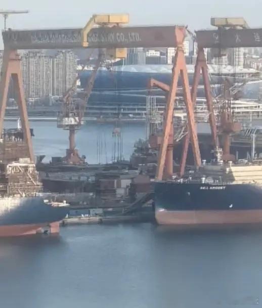 004这个建造速度，得为大连造船的建设者点赞！从2025 年 12 月下旬的卫星