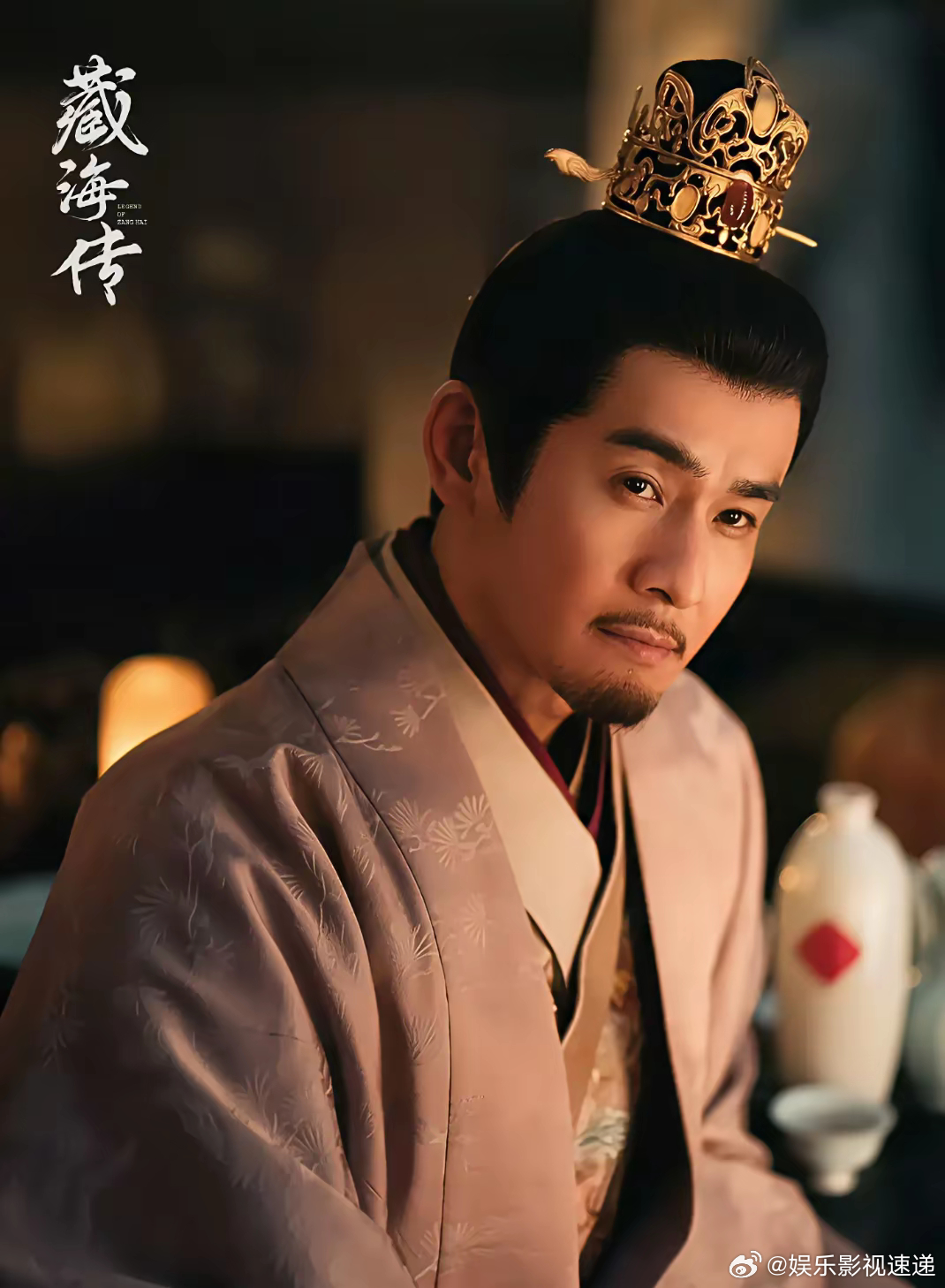继续追剧《藏海传》。​永容王爷一出场，红衣金冠的造型，霸气外露。棱角分明的脸，带