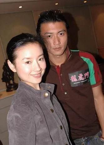 那个2000年春晚后台关于婚纱颜色的提醒，本来只是个小插曲，却像埋下伏笔一样，多