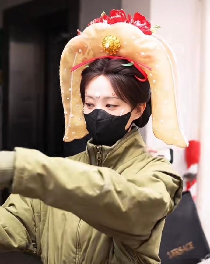 李一桐金枝这个造型仇家看了都释怀了，易小雅的工作还是太多了 