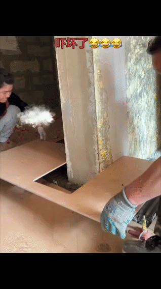 被吓坏了！河南，一对夫妻一起去客户家贴瓷砖，两人全程小心翼翼，没成想，等到最后一