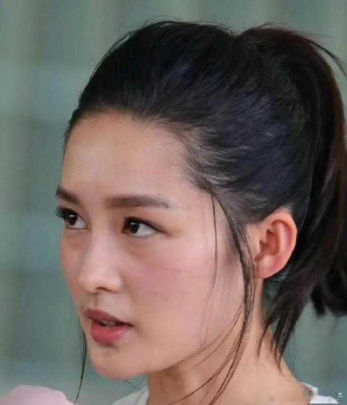 李沁素颜很真实，不像一些女明星，美颜滤镜医美假得连妈都不认识了 ​​​