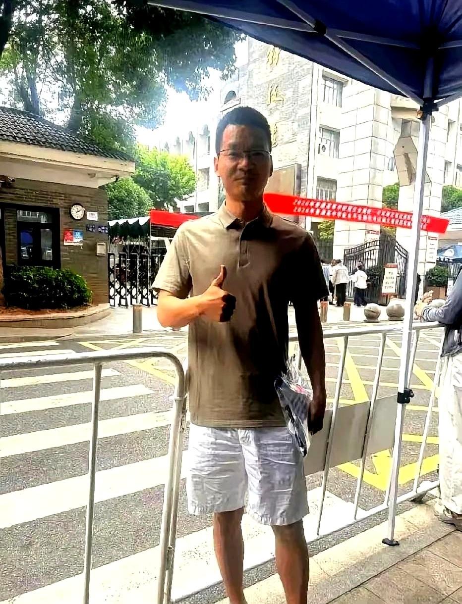 武汉一位硬核数学老师，连续4年亲自上阵参加高考。
那年数学考完，他看着孩子们哭成