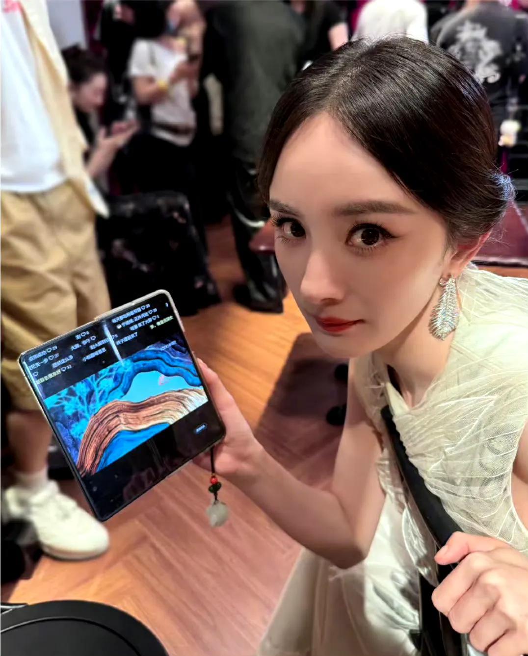 说真的，杨幂和杨紫这俩姑娘，在娱乐圈里算活得特明白的。
 
别人都在比流量拼热度
