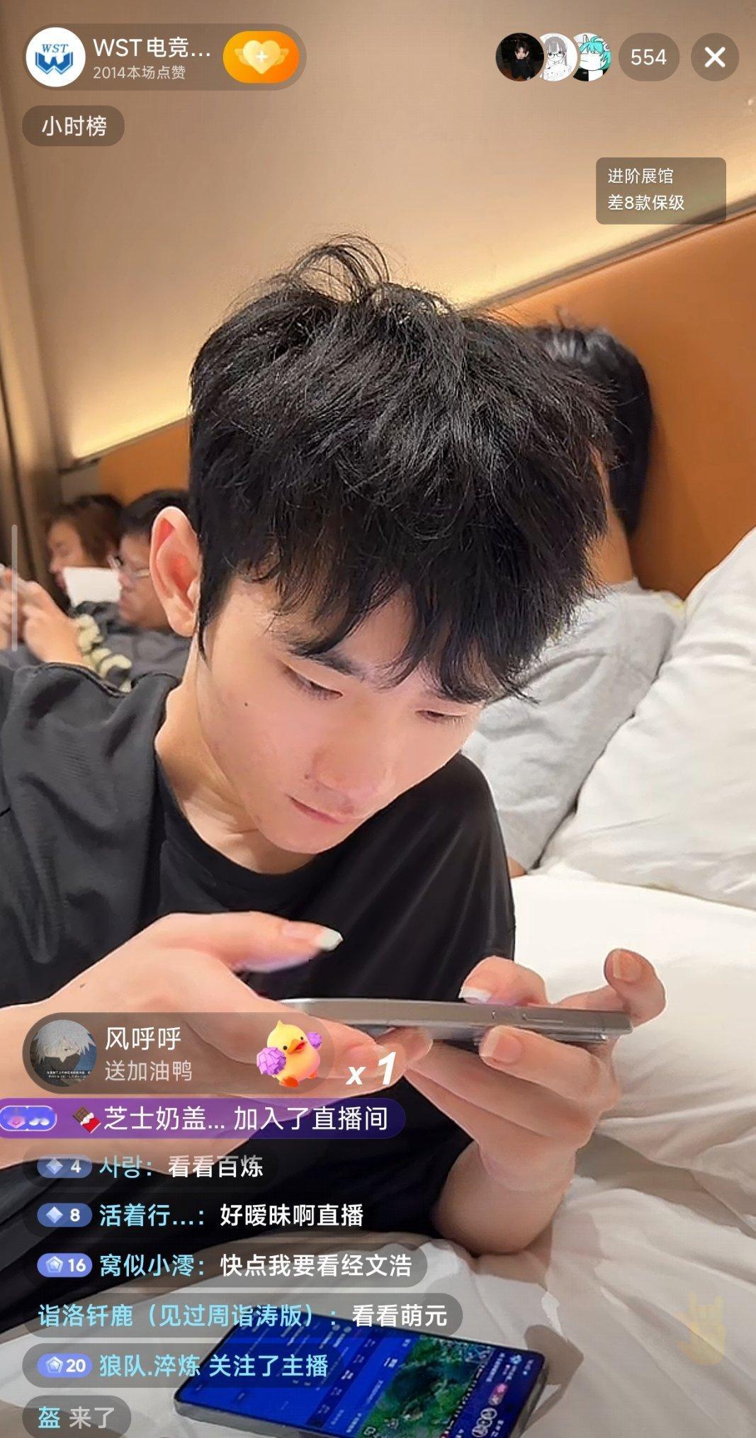小作坊下料是不是太猛了 几个人在床上 运营姐姐也哐哐怼脸直播我很害怕呀 