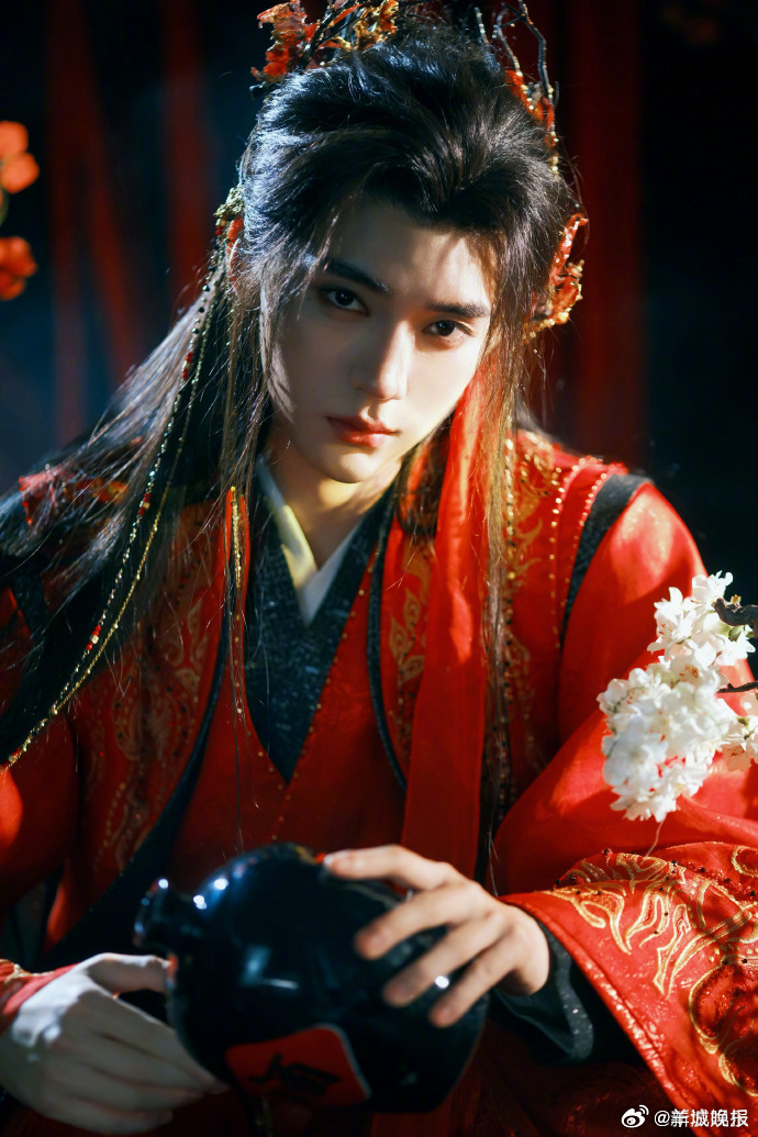 【哪一个高冷孤僻又清奇志怪的角色让你疯狂上头？】他寡言疏离，自带清冷孤绝之气，不