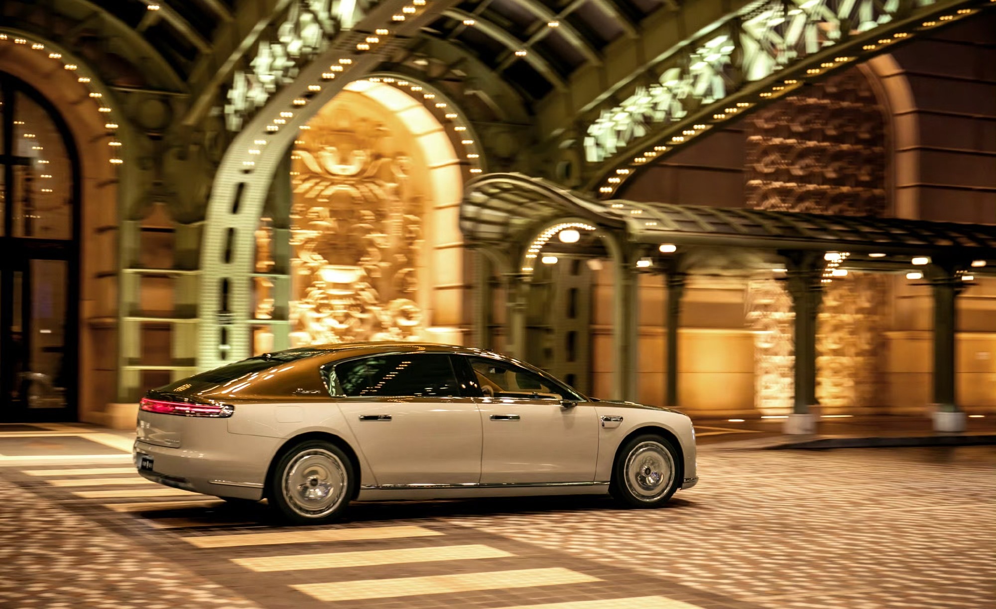 尊界S800不愧是新时代旗舰，这个豪华感真的是太足了，前一阵我在路上还看到了一台