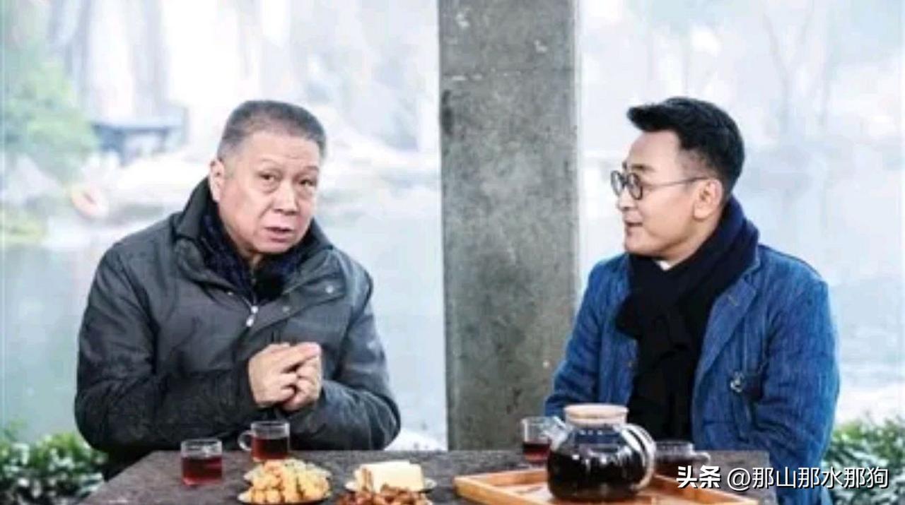 窦文涛和马都末都反对女人整容。

窦文涛说，有些女人有严重的颜值焦虑，被忽悠着热