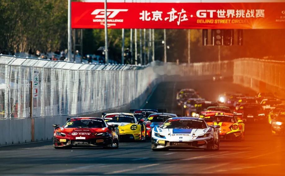 GT赛车的空气动力学在街道赛怎么调?
GT3赛车的空力套件包括巨大的后尾翼、前唇