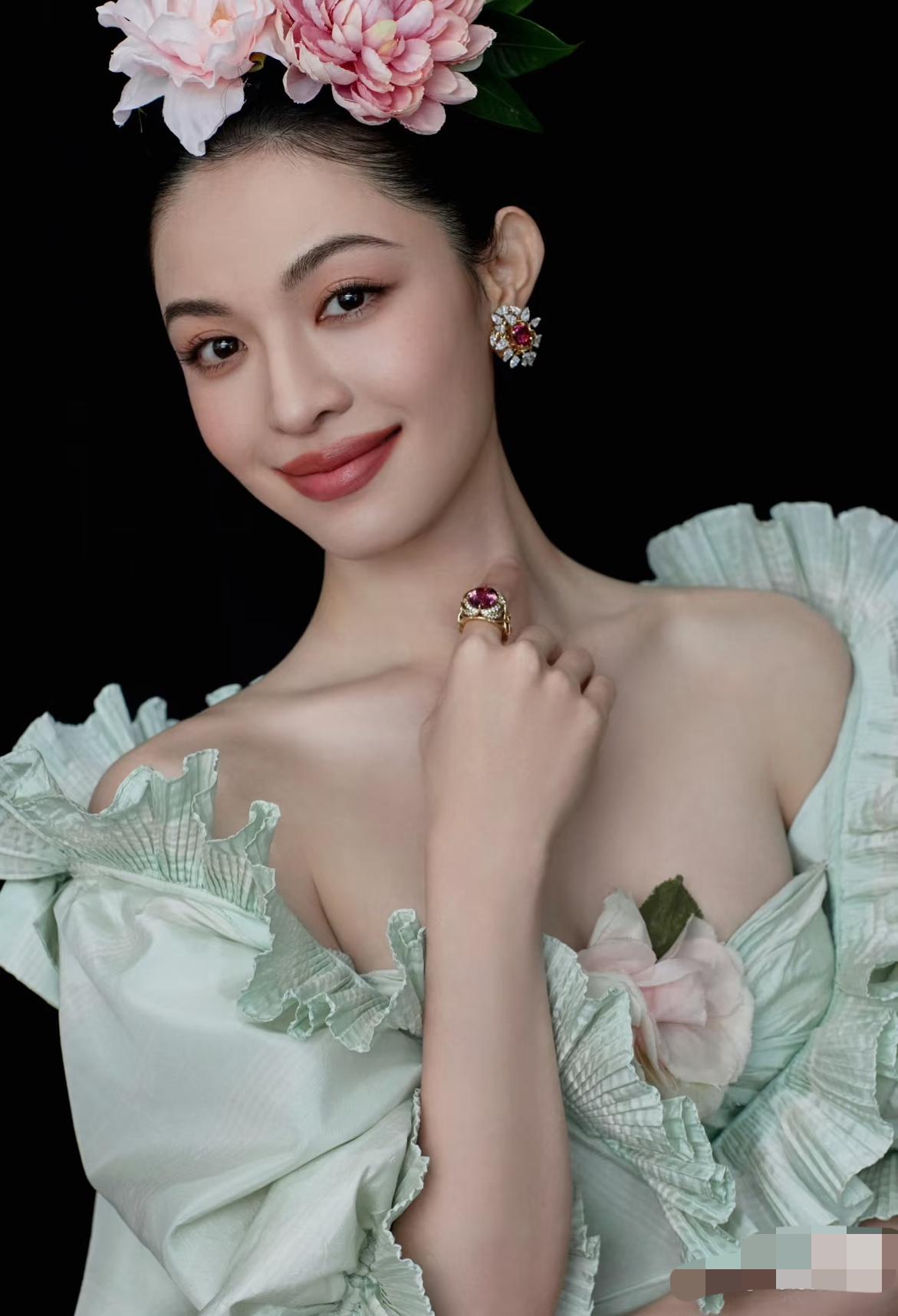 钟楚曦啊钟楚曦，
有句话不知道说不说得，出道这么久除了《芳华》，其他角色真没存在