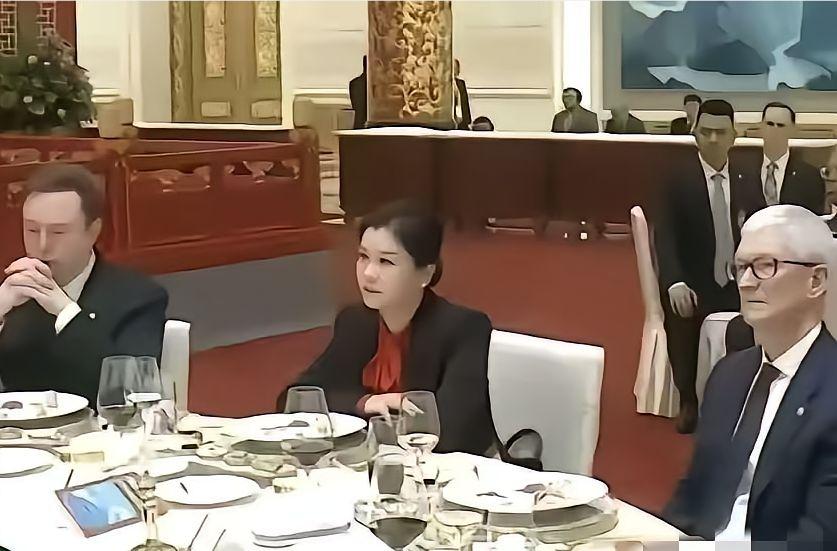 刷屏全网！湖南妹子稳坐马斯克库克中间，从辍学打工妹逆袭千亿女王
 
一张照片引爆