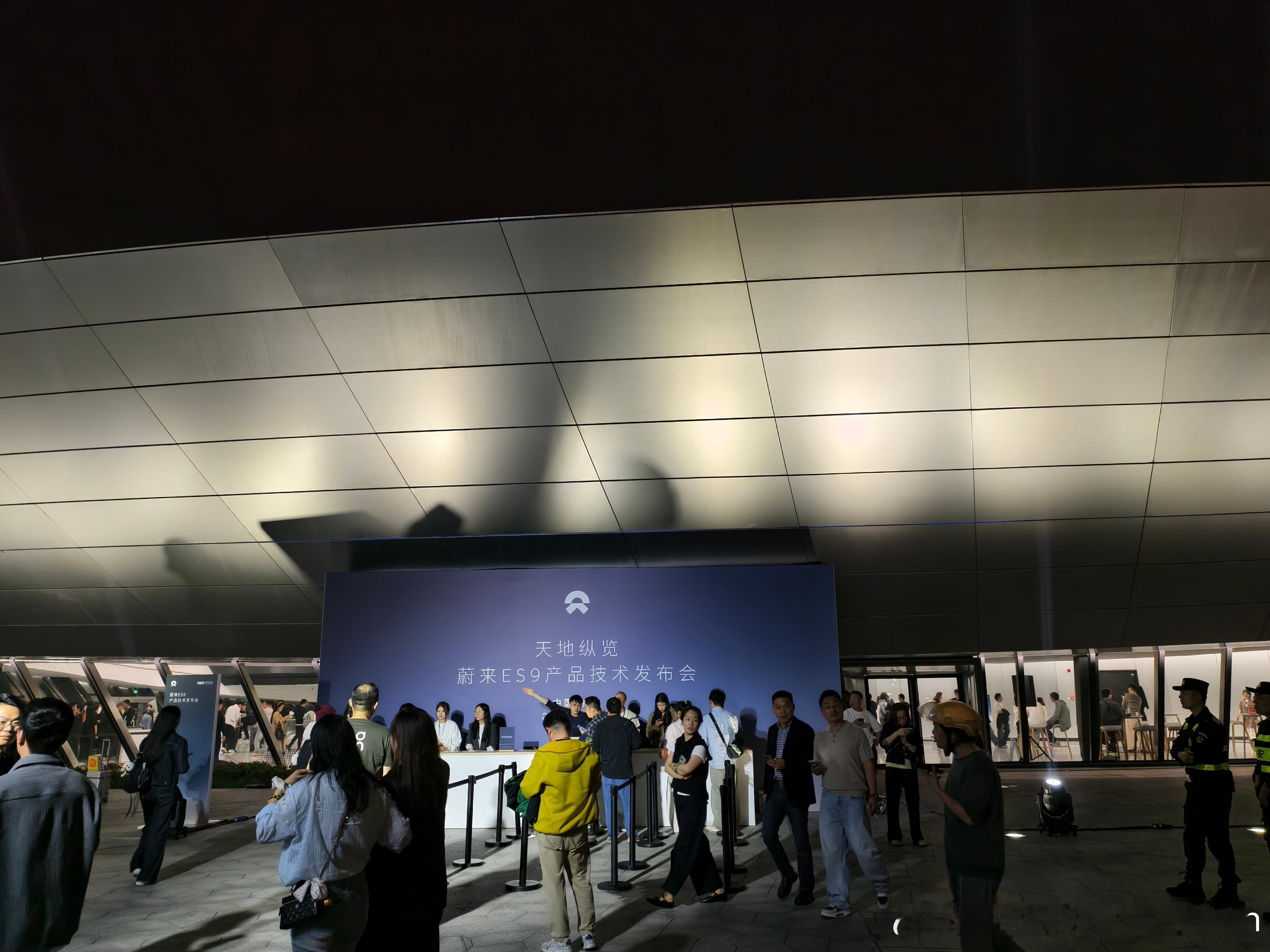 第一次来这个杭州的电竞中心，进来的连廊加上这个场馆的造型，怎么有种缩小版尤文图斯