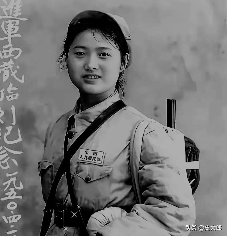 1950年4月，成都街头的一家照相馆，定格了一张珍贵的临行纪念照。镜头里是一名十