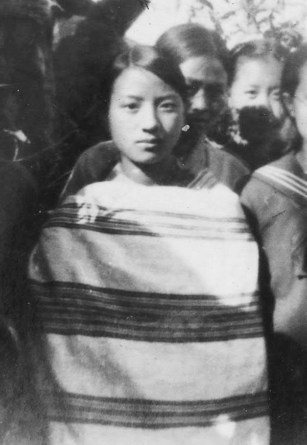 日占時期台灣原住民少女和她穿着水手服的同學合影照! ​​​