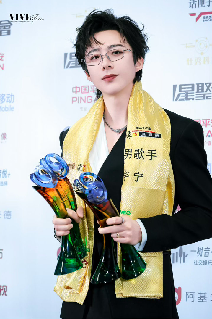 摩登兄弟  灾情面前从不缺席，默默捐出善意 以自身微光，为受灾人群撑起一片暖意。