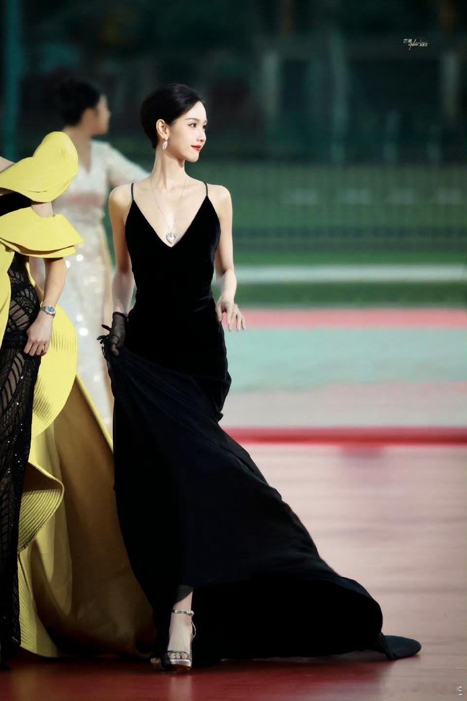 陈都灵亮相金鸡奖闭幕式，清冷这个形容词真的很贴她 