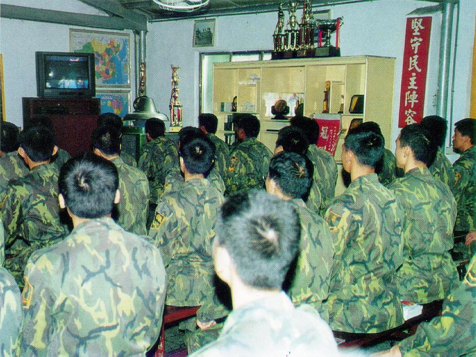 基层部队在完成一天的训练，用过晚餐之后，集中观看电视节目，学习最新的国内国际时事