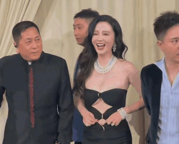 44岁张萌和50岁老公吕超在北京某商场公然热吻，张萌突然转身撅嘴献吻，吕超闭眼回