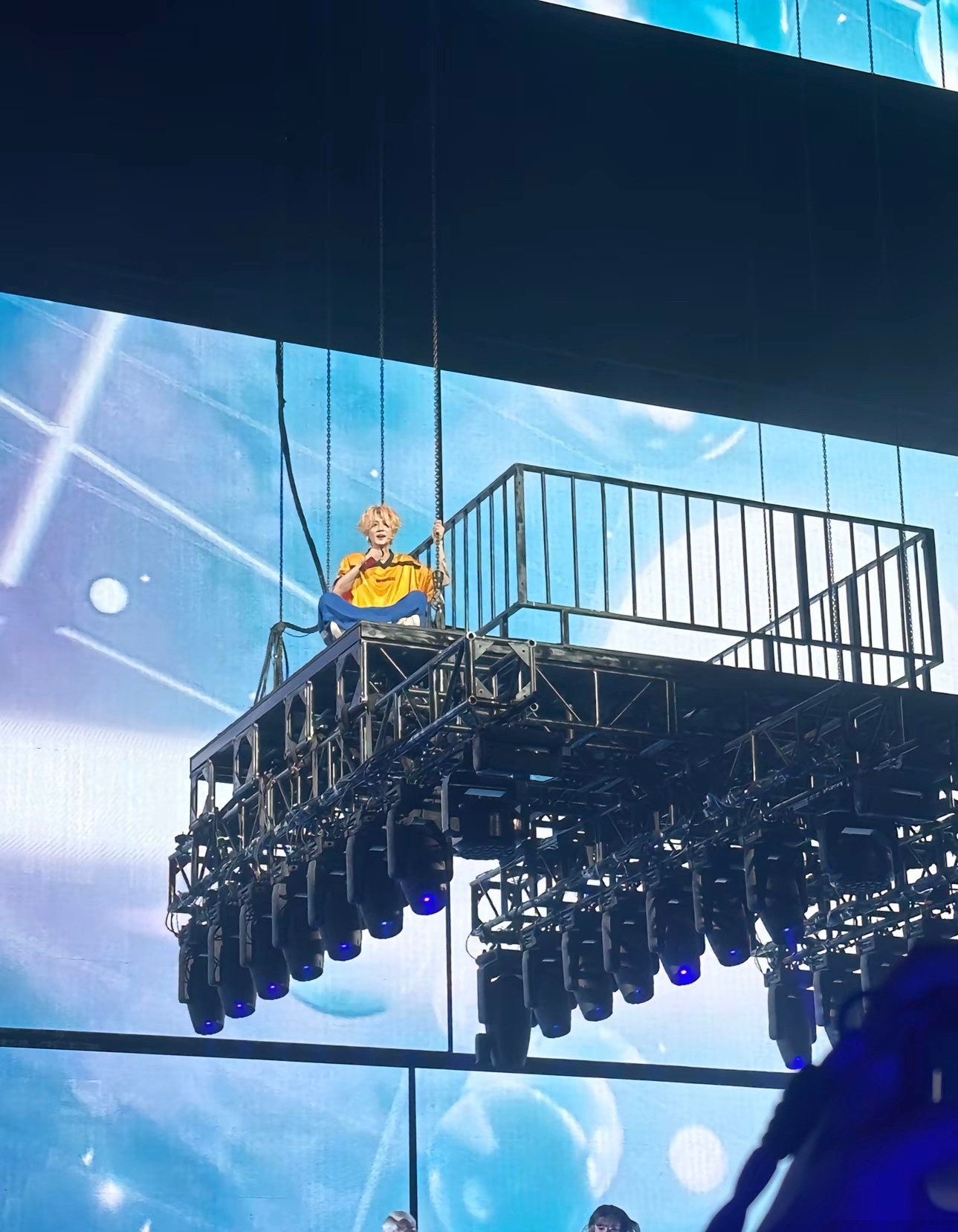 鹿晗早就在演唱会就登高台了没那么恐高了还不允许别人克服内心的恐惧嘛一直讲啥讲