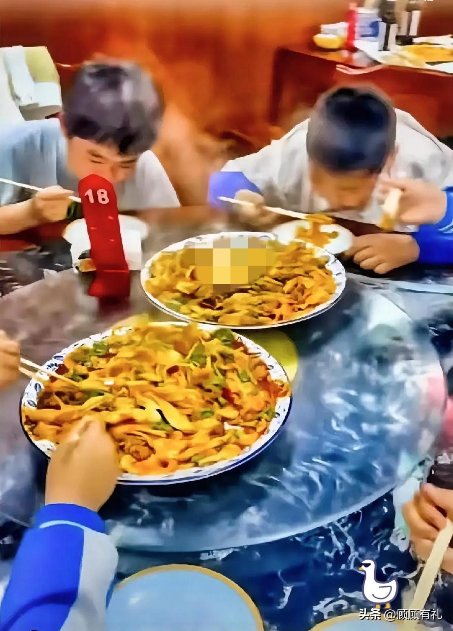 陕西西安，

一家面馆的95后小伙老板，

看到3名初中生只点了一份爆肚面，便知